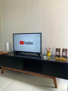 Economize e aproveite a região ou descanse para o voo - 24h的电视和/或娱乐中心