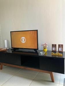 Economize e aproveite a região ou descanse para o voo - 24h的电视和/或娱乐中心