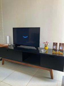 Economize e aproveite a região ou descanse para o voo - 24h的电视和/或娱乐中心