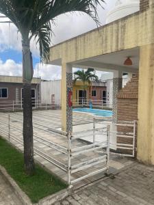 马塞约Economize e aproveite a região ou descanse para o voo - 24h的棕榈树屋前的围栏