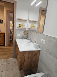 リヴィーニョにあるDany Lodge Snow & Funの洗面台と鏡のあるバスルーム +35枚の写真