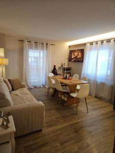 リヴィーニョにあるDany Lodge Snow & Funのソファとテーブルと椅子のあるリビングルーム