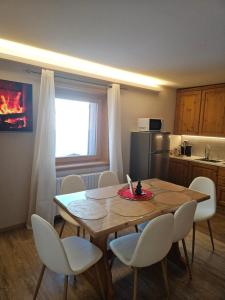 リヴィーニョにあるDany Lodge Snow & Funのキッチン(テーブル、椅子付)、キッチン(冷蔵庫付)