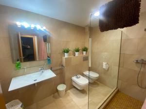 a bathroom with a toilet and a sink and a shower at Estación 1 in Murcia