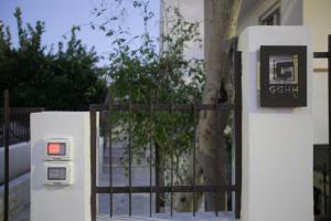 una puerta con un árbol delante de un edificio en GGHH House Hotel, en Marina di Modica
