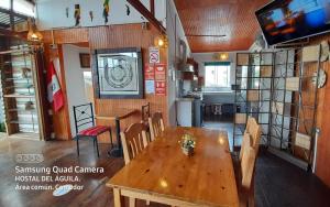TV a/nebo společenská místnost v ubytování Hostal del Aguila