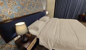 Ένα ή περισσότερα κρεβάτια σε δωμάτιο στο Twilight Hotel
