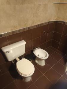 ein Bad mit einem WC und einem Bidet in der Unterkunft Casa a 7 cuadras de la playa in Mar del Plata + 25 Fotos