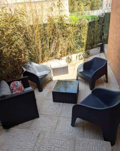 ヴェール・ポン・デュ・ガルにあるCharmante maison à 5 minutes du Pont du Gardのパティオ(ソファ、椅子、テーブル付)