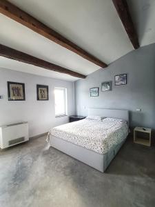 ein Schlafzimmer mit einem Bett und einem Fenster in der Unterkunft Casa LaSer in Cotignola