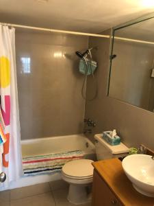 Bilik mandi di Golden Isles Suite 315