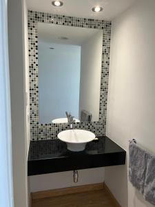 ein Badezimmer mit Waschbecken und Spiegel in der Unterkunft Amplio con vista al mar in Balneario Monte Hermosa + 13 Fotos