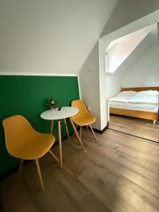 a room with a table and two chairs and a bed at Pokoje Gościnne Mirena in Karpacz