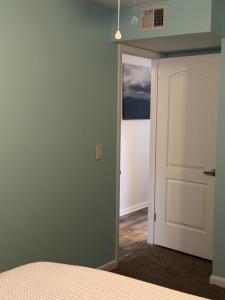 Un dormitorio con una puerta que conduce a una habitación en Spacious cozy comfortable stay, en Jacksonville