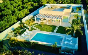 Bazén v ubytovaní Golden Holiday 2 Ville con piscine indipendenti e separate alebo v jeho blízkosti
