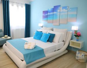 Posteľ alebo postele v izbe v ubytovaní Golden Holiday 2 Ville con piscine indipendenti e separate