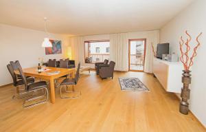jadalnia i salon ze stołem i krzesłami w obiekcie Appartement Haus Sonne w mieście Zell am See