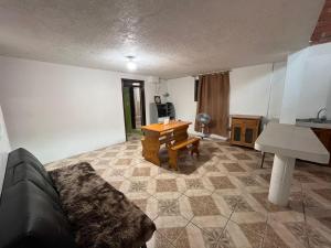 a living room with a couch and a table at Residencia Las Colinas in Juivi