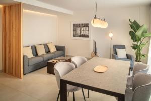 a living room with a table and a couch at Flora - Panasco Suites in Arrecife