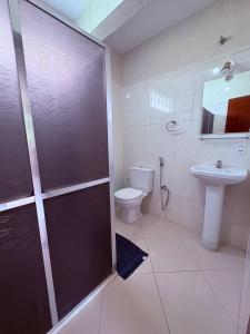 安格拉杜斯雷斯Adialas Tour Angra dos Reis!的带淋浴、马桶和水槽的浴室