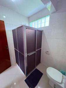 安格拉杜斯雷斯Adialas Tour Angra dos Reis!的带淋浴、马桶和窗户的浴室 更多11张照片