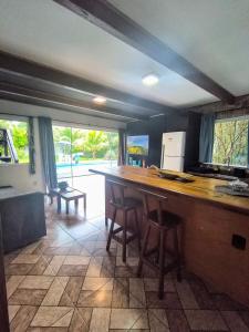Una cocina con una gran encimera de madera en una habitación. en Condomínio 3 casas, en Florianópolis