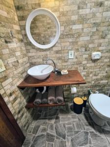 un baño con lavabo y espejo en Condomínio 3 casas, en Florianópolis