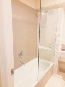 a bathroom with a shower and a bath tub at 墨尔本city Little bourke st 公寓3房2卫 in Melbourne