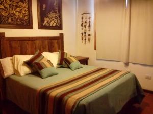 ein Schlafzimmer mit einem großen Bett und Kissen in der Unterkunft La Morada in Mina Clavero + 31 Fotos