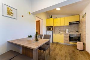 Kuchyňa alebo kuchynka v ubytovaní Apartments Nadica
