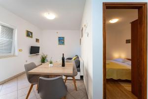Televízia a/alebo spoločenská miestnosť v ubytovaní Apartments Nadica