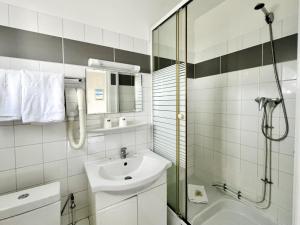 Koupelna v ubytování Hôtel Le Littoral - Berck sur Mer + 37 fotografií