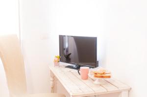 a television sitting on top of a table at Ninuphar Maison - alloggio per uso turistico in Rome