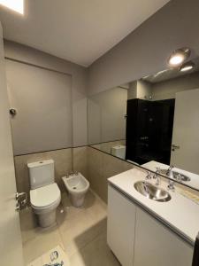 un bagno con un water e un lavandino di Departamentos corrientes a Corrientes