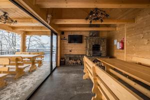 TV a/nebo společenská místnost v ubytování Widokowe Apartamenty na Kępiatym Wzgórzu & Wellness