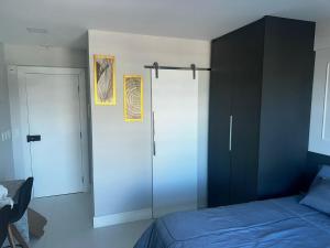 Postel nebo postele na pokoji v ubytování Studio Luxo em Itapuã