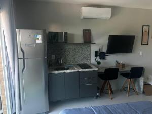 Kuchyň nebo kuchyňský kout v ubytování Studio Luxo em Itapuã