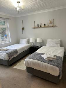 Postel nebo postele na pokoji v ubytování Spacious 4 Bedroom Contractors Friendly Home in Coventry Near Jaguar Land Rover & City Centre + 19 fotografií