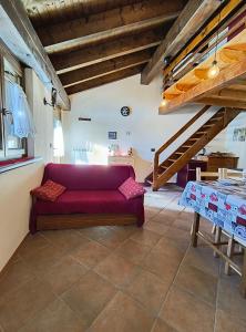 a living room with a red couch and a table at Petit Royal - Maisons de Charme - Appartamento per 6 persone - con Balcone e Soppalco in Champoluc