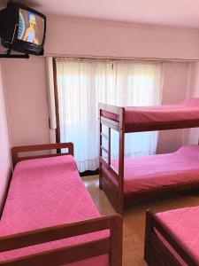 Ένα ή περισσότερα κρεβάτια σε δωμάτιο στο Duplex Punta Mogotes, Mar del Plata