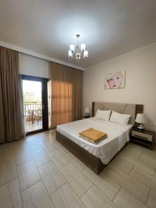 A bed or beds in a room at AlDau Heights Apartments Még 37 kép