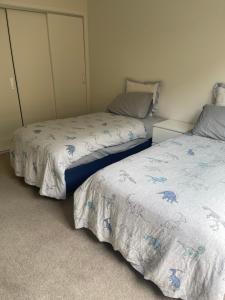 due letti uno accanto all'altro in una camera da letto di Remarkable stay 2 a Queenstown Airport