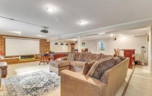 Χώρος καθιστικού στο Cozy 5BR Home near Washington, DC