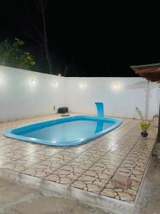 Pântano GrandeにあるHospedagem Familiarの- 夜間のパティオの青い大型スイミングプール