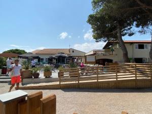 Budova, kde se kemp nachází