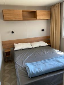 Postel nebo postele na pokoji v ubytování Mobil-Home 1702