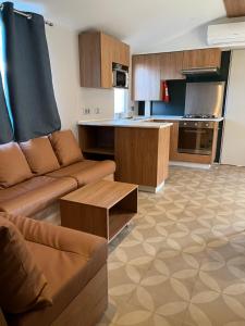 Kuchyň nebo kuchyňský kout v ubytování Mobil-Home 1702