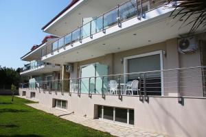 A balcony or terrace at Oniro Luxury Villas