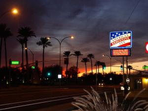 een bord voor een fastfoodrestaurant in een straat 's nachts bij American Executive Inn Mesa in Mesa