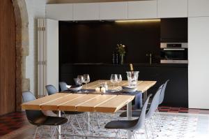 a dining room with a wooden table and chairs at B&B Baron’s House Neerijse-Leuven in Neerijse